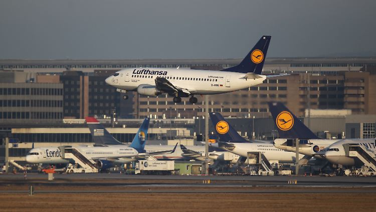 Eine Boeing der Lufthansa landet in Frankfurt. 