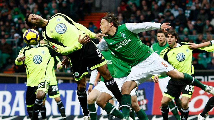 Im Spitzenspiel in Bremen liegt die Heimmannschaft gegen Wolfsburg hinten.