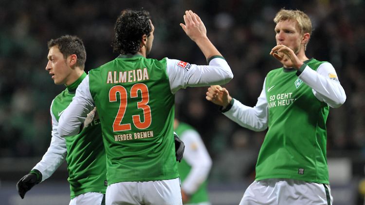 Per Mertesacker sorgte per Kopf dafür, dass Bremen nun schon 21 Spiele in Folge ohne Niederlage ist - und vorübergehend Tabellenführer.