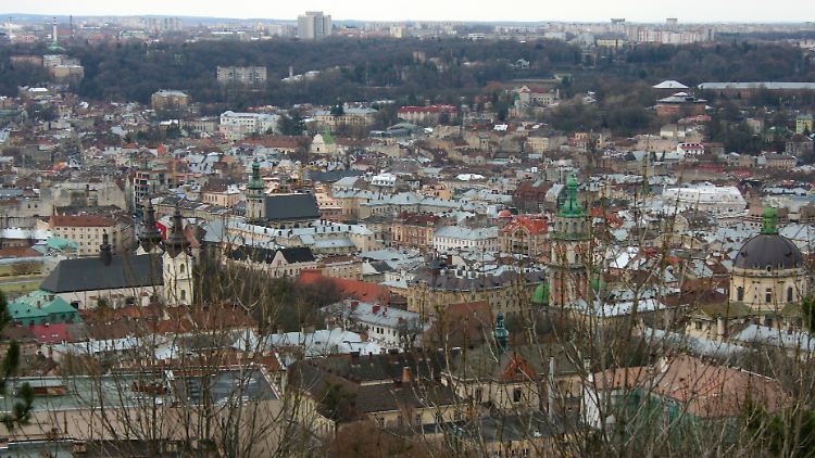 Kuppeln und Kirchen: In Lwiw können Touristen an vielen Stellen Gebäude aus früheren Jahrhunderten finden.