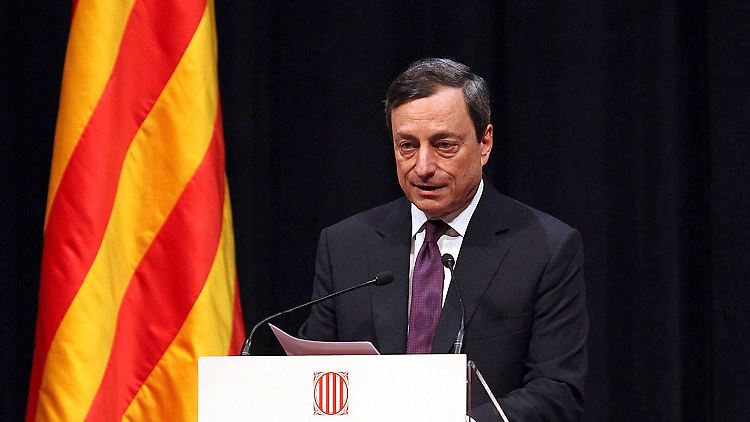 Zu Gast bei den Katalanen: Mario Draghi am Rednerpult in Barcelona.
