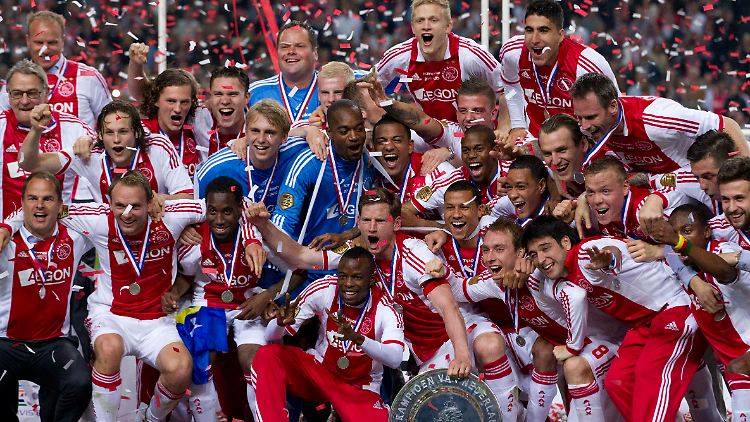 Wie sie sich freuen: Die Fußballer von Ajax Amsterdam sind niederländischer Meister.