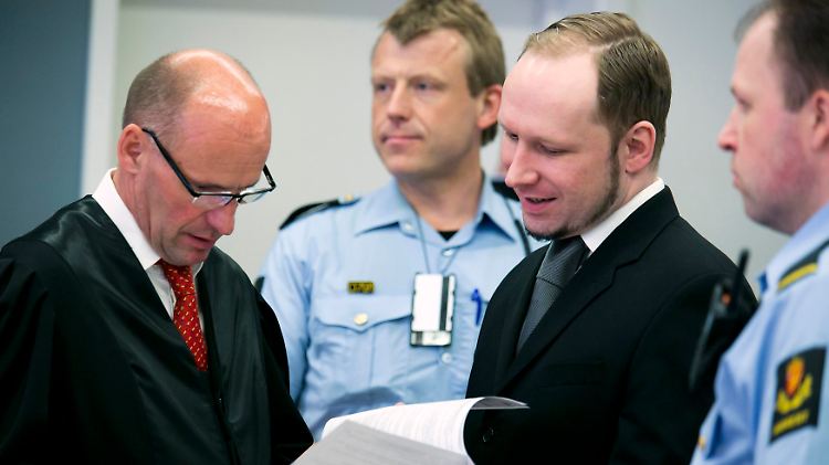Breivik (r.) steht neben seinem Anwalt Geir Lippestad.