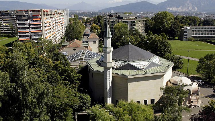 Minarett an der Moschee von Petit-Saconnex in Genf. 