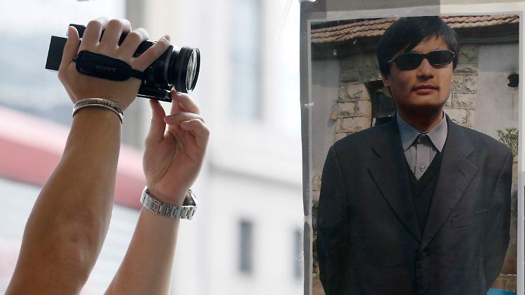 Ein Journalist filmt ein Foto von Chen Guangcheng in Hongkong.