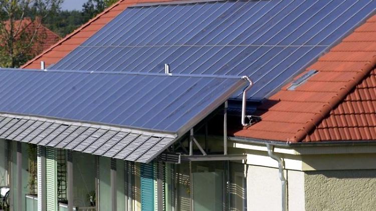 Photovoltaikanlagen sollten vor dem Sommer auf ihre Leistungsfähigkeit überprüft werden, sonst geht im Zweifelsfall viel Energie verloren. 