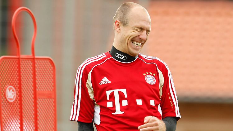 Na also: Arjen Robben, rechts, bleibt nun doch länger beim FC Bayern München.
