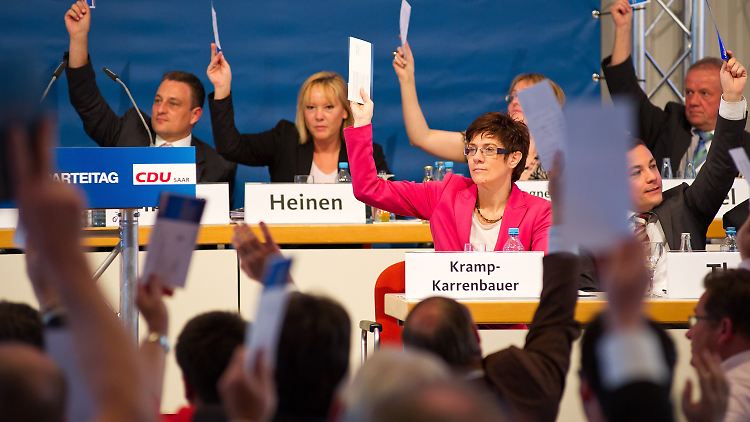 Die Delegierten der CDU Saar stimmen auf dem 62. Landesparteitag in der Congresshalle in Saarbrücken über den Koalitionsvertrag mit der SPD ab.