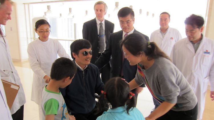 Chen mit seiner Familie im Krankenhaus in Peking.