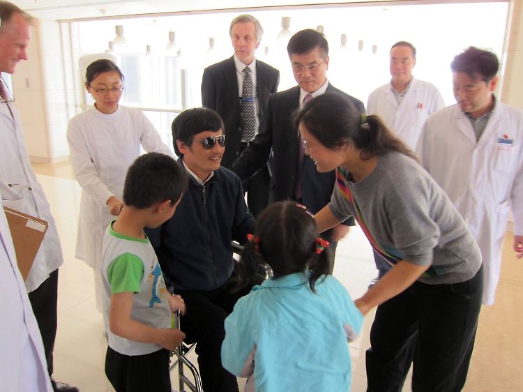 Chen mit seiner Familie im Krankenhaus in Peking.