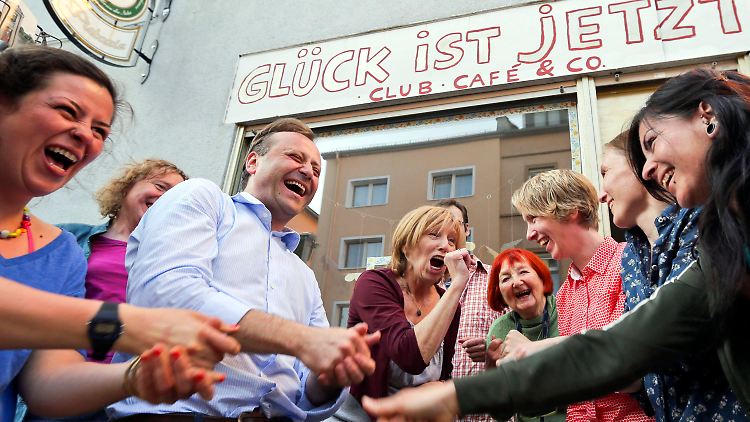 Laurenz Menzing (3.v.l.) und die Mitglieder vom LachClub "Glück-ist-jetzt"  vor dem kleinen Ladenlokal in Frankfurt am Main.