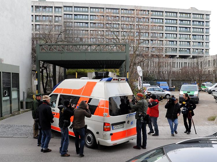 Der gebürtige Ukrainer kommt per Krankentransport.