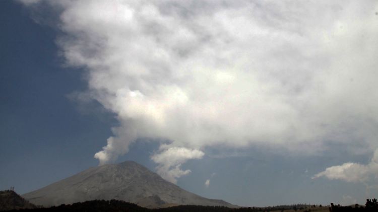 Der Vulkan Popocatépetl spuckt wieder eine Asche- und Rauchwolke (Archivbild).