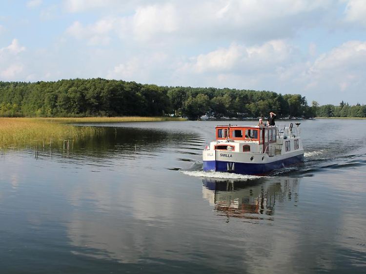 Rheinsberg liegt am Wasser - viele Besucher machen eine Bootstour oder fahren mit einem Ausflugschiff über die Seen, von denen es in der Umgebung Dutzende gibt.
