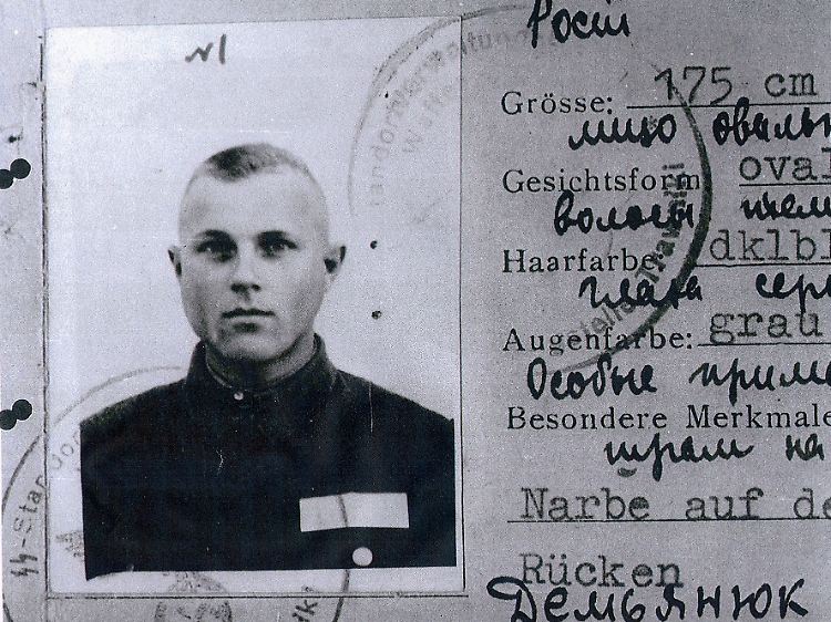 Der Dienstausweis von Iwan "John" Demjanjuk, den er als "Wachmann" 1942 bekommen hat. Ein Eintrag lautet: "27.3.43 Sobibor".