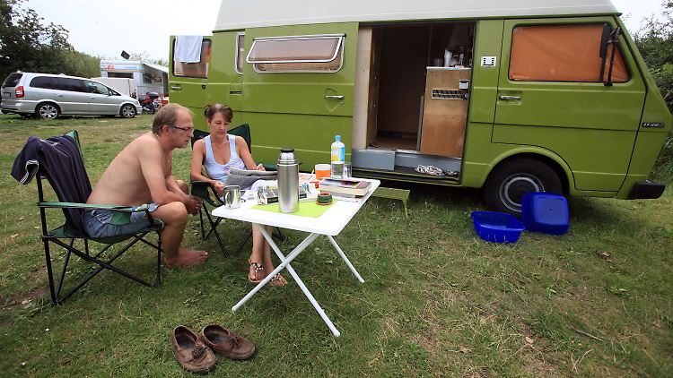 Beim Campen sollten alle Küchenutensilien möglichst leicht und doppelt nutzbar sein - so hat man nicht zu viele Dinge und zu viel Gewicht dabei.