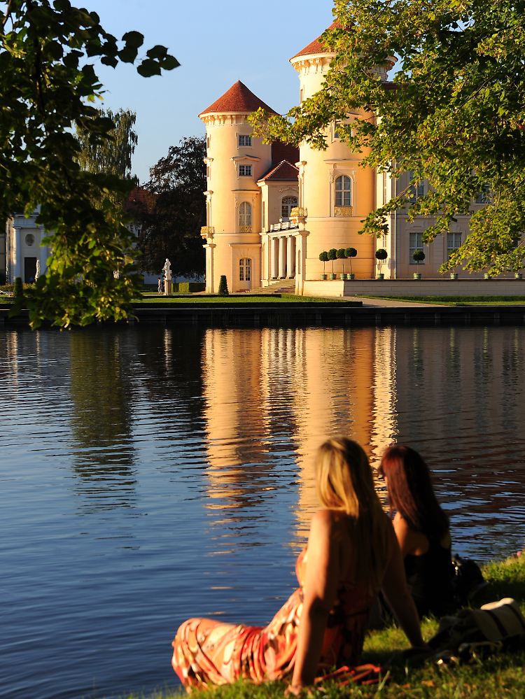 Blick auf Schloss und See: Besucher können heute gut nachempfinden, was Friedrich und Kurt Tucholsky an Rheinsberg gemocht haben.