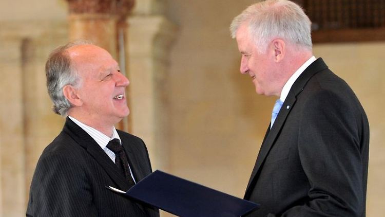 Der Filmregisseur Werner Herzog (l) bekommt in der Staatskanzlei in München von Bayerns Ministerpräsident Horst Seehofer das Bundesverdienstkreuz verliehen.