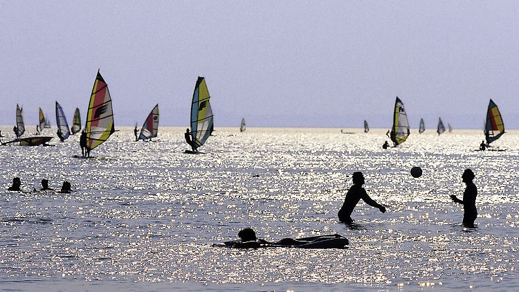 Der Neusiedler See lockt im Sommer mit Wassertemperaturen von fast 30 Grad Badegäste, Surfer und Segler an.
