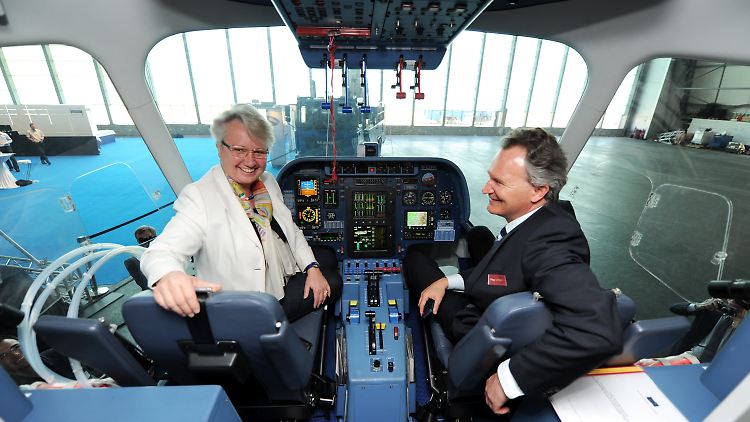 Schavan zu Besuch in der Zeppelin-Werft.