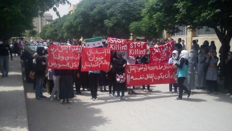 Studentische Demonstranten gehen in Aleppo auf die Straße.