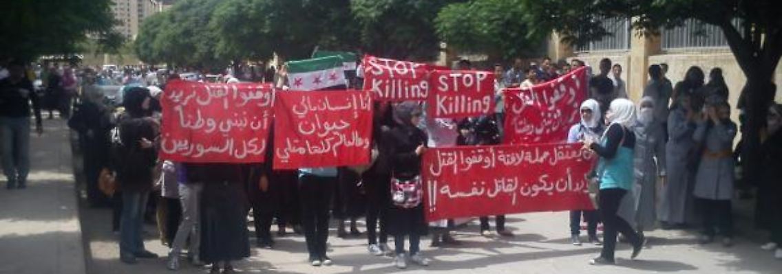 Studentische Demonstranten gehen in Aleppo auf die Straße.