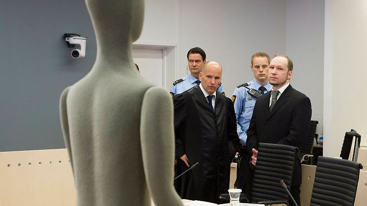 Mit Hilfe einer Puppe demonstrierten den Rechtsmediziner, wie die Opfer Breiviks zu Tode kamen.