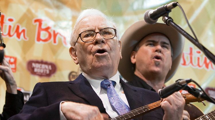 Warren Buffett stimmt an und alle singen mit.