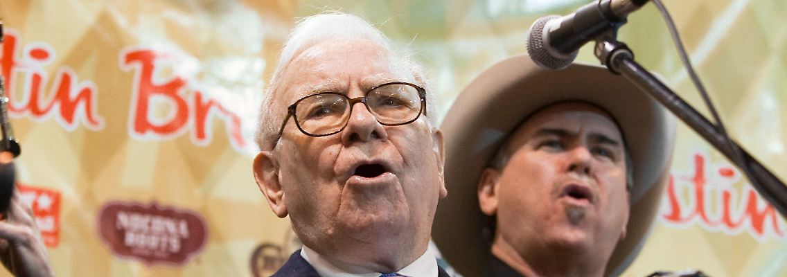 Warren Buffett stimmt an und alle singen mit.
