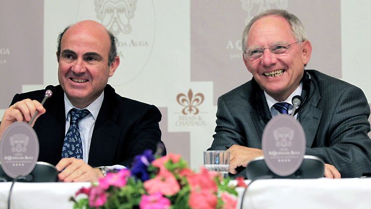 Wolfgang Schäuble und der spanische Wirtschaftsminister Luis de Guindos auf einem Forum (Archivbild). 