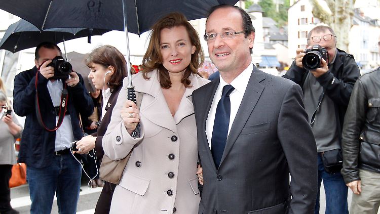 Hollande zeigt sich noch einmal mit seiner Freundin Valerie Trierweiler auf dem Wochenmarkt.