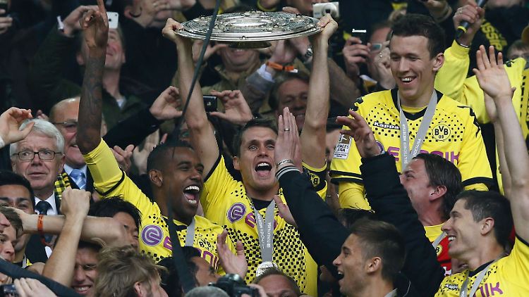 Da ist das Ding: Dortmunds Kapitän Sebastian Kehl hält die Meisterschale.