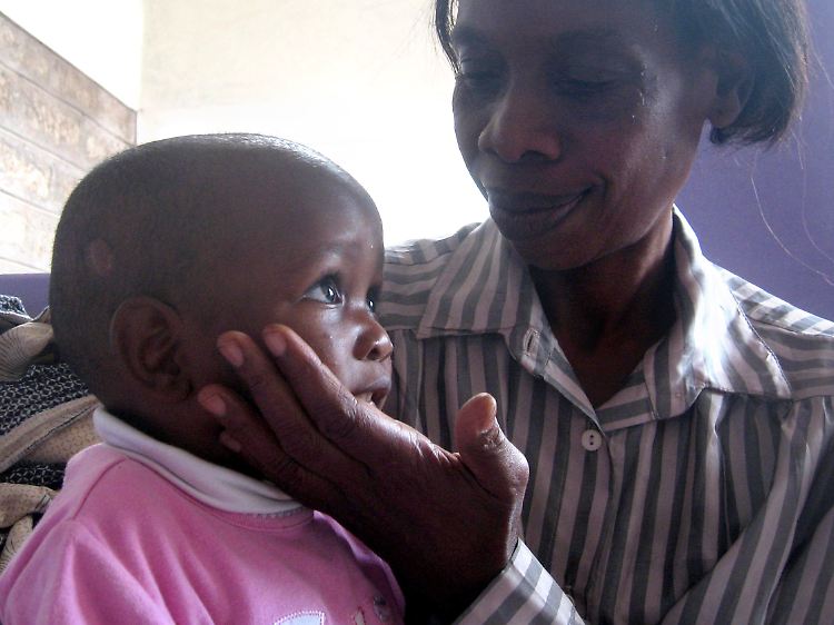 Pflegemutter Maggie Otieno kümmert sich um Kevin - das tut beiden gut.