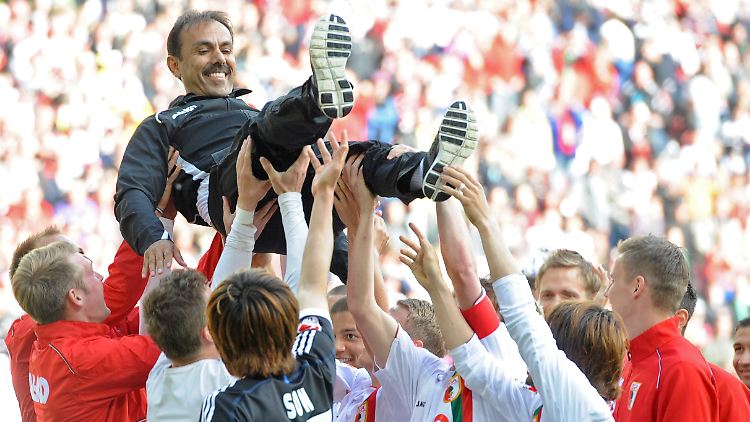 Die Spieler feiern ihn, er geht: Jos Luhukay, längste Zeit beim FC Augsburg.