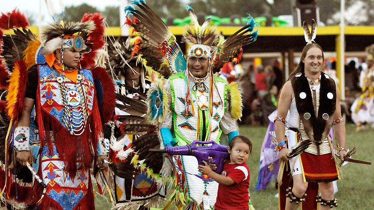 Ein Kind spielt mit einer Spielzeugwaffe beim Oglala Nation Pow Wow, einem großen Indianertreffen in der Lakota Pine Ridge Reservation.
