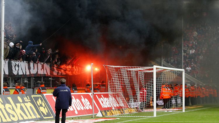 Es qualmt in Müngersdorf: Fans des 1. FC Köln randalieren.