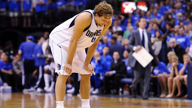 Dirk Nowitzki erkennt die Überlegenheit des Gegners an.