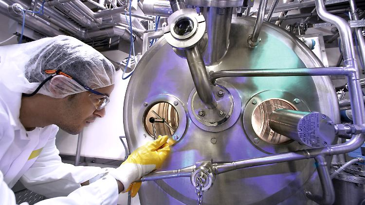 Ein Bayer-Mitarbeiter beobachtet die Isolierung des Nexavar-Wirkstoffs Sorafenib. 