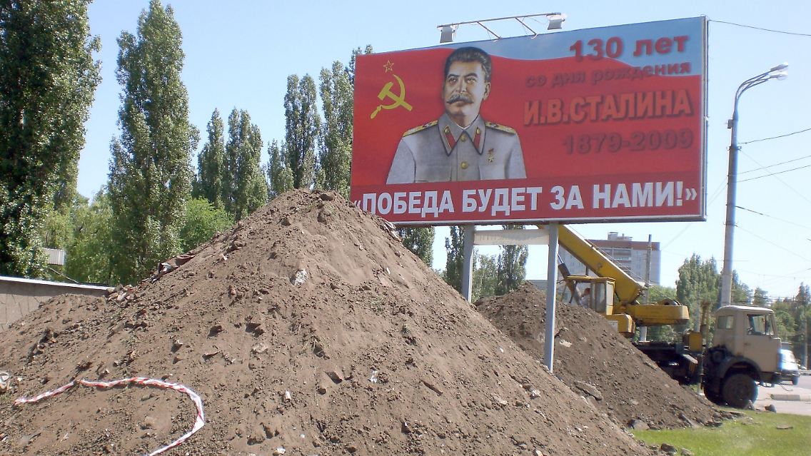 Eine großflächiges Werbeplakat mit dem Bild steht im russischen Woronesch.