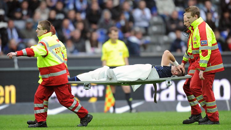 Pierre-Michel Lasogga muss vom Platz getragen werden.