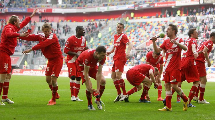 So wollen sie heute wieder feiern: Düsseldorfs Spieler nach dem Sieg gegen Union Berlin vor zwei Wochen.