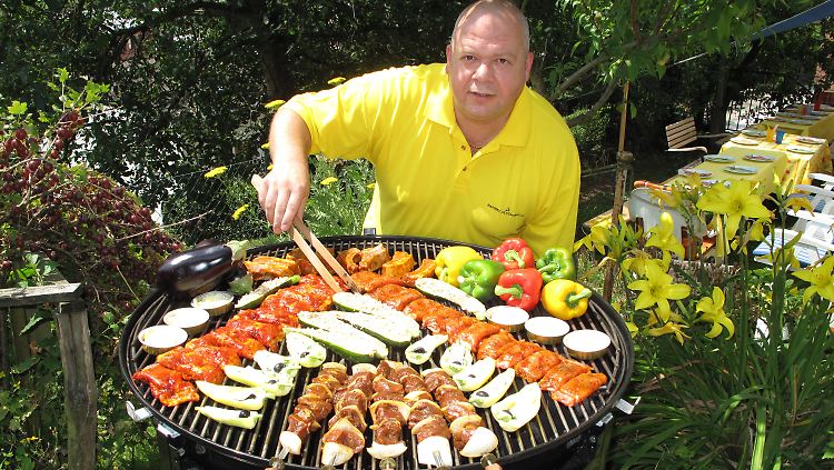 Der zweifache deutsche Grillmeister Harald Hölzer isst morgens Fleisch.