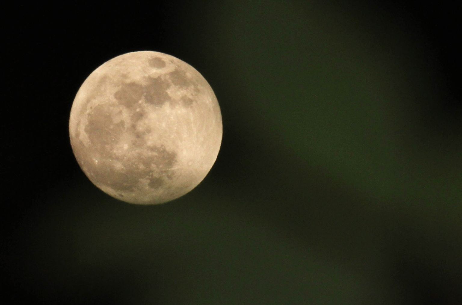 Normalerweise umkreist der Mond die Erde in etwa 384.000 Kilometern Entfernung.