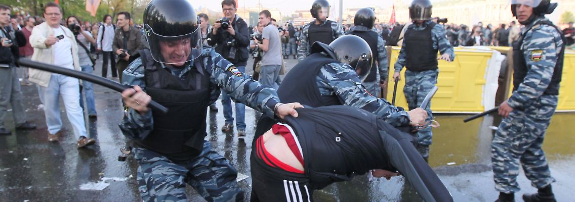 Mit Schlagstöcken ging die Polizei gegen die Demonstranten vor.