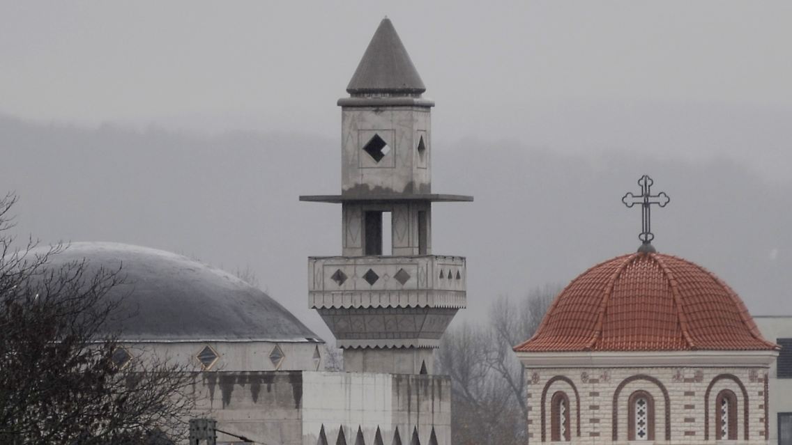 Das Minarett der im Bau befindlichen Esslinger Moschee vor der Kuppel der griechisch-orthodoxen Kirche "Mariä Verkündigung".