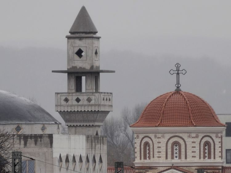 Das Minarett der im Bau befindlichen Esslinger Moschee vor der Kuppel der griechisch-orthodoxen Kirche "Mariä Verkündigung".