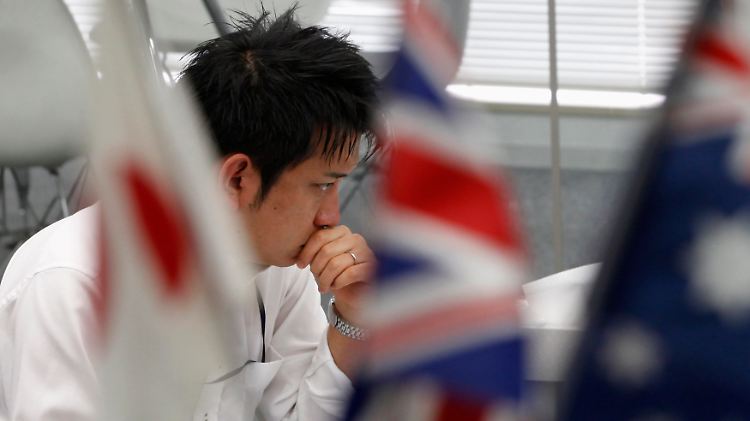 Kompliziertes Europa: Ein Devisenhändler in Tokio.