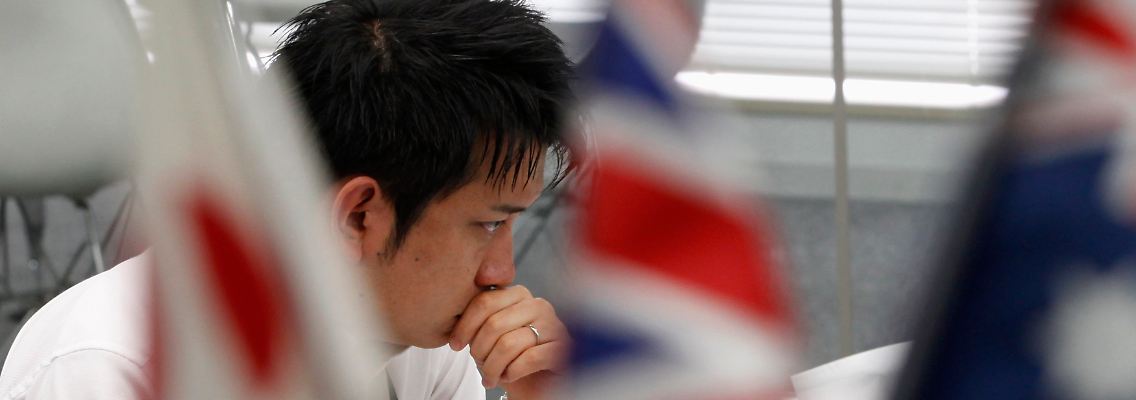 Kompliziertes Europa: Ein Devisenhändler in Tokio.