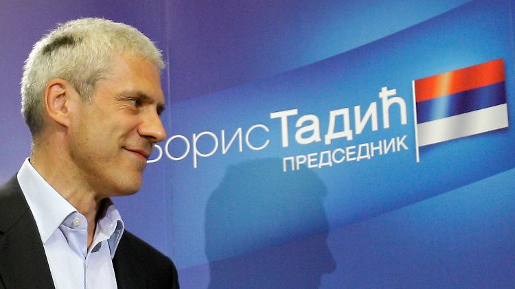 Die Partei von Präsident Boris Tadic kann weiterregieren. Er selbst muss sich zunächst einer Stichwahl stellen.
