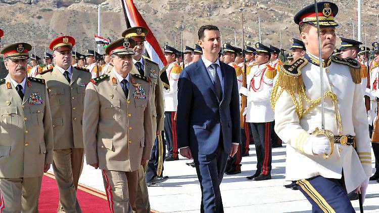 Vor dem Tag der Wahl zeigt sich Präsident Assad beim Besuch an einem Kriegerdenkmal.
